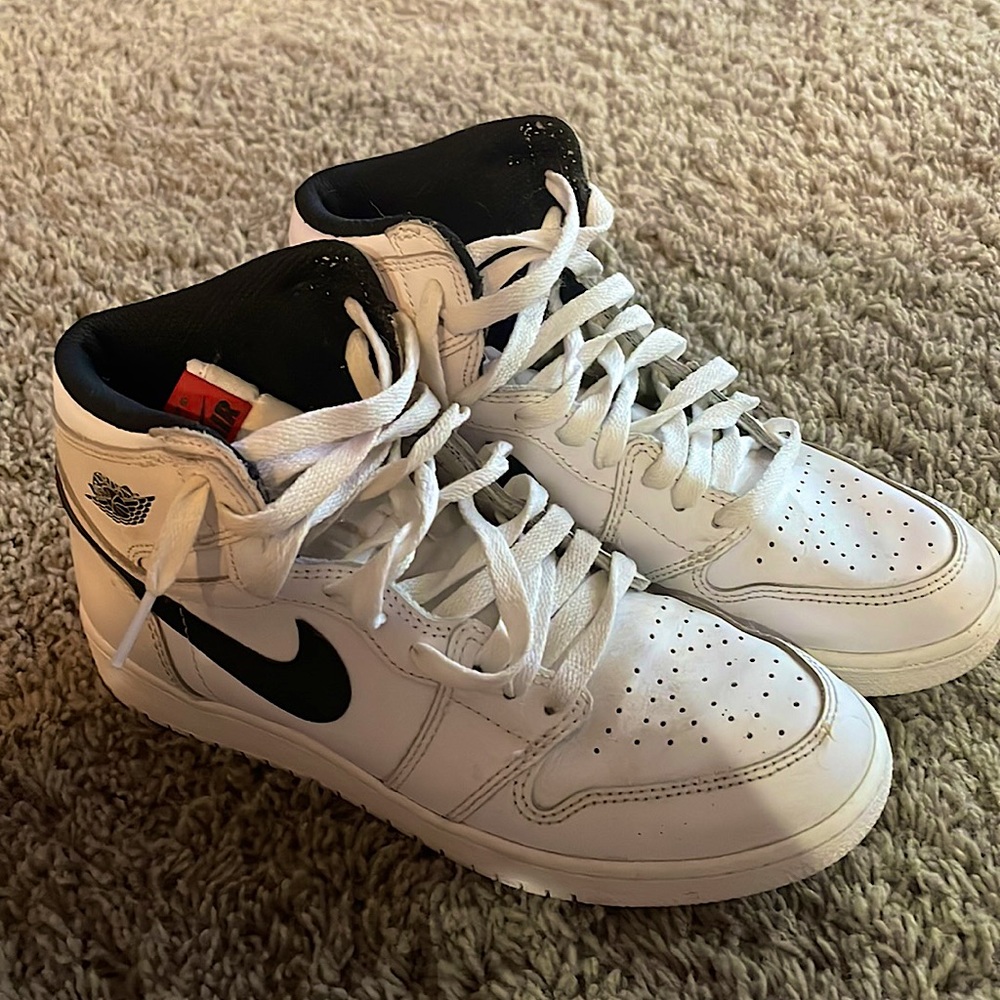 Air Jordan 1 mid basketball shoes